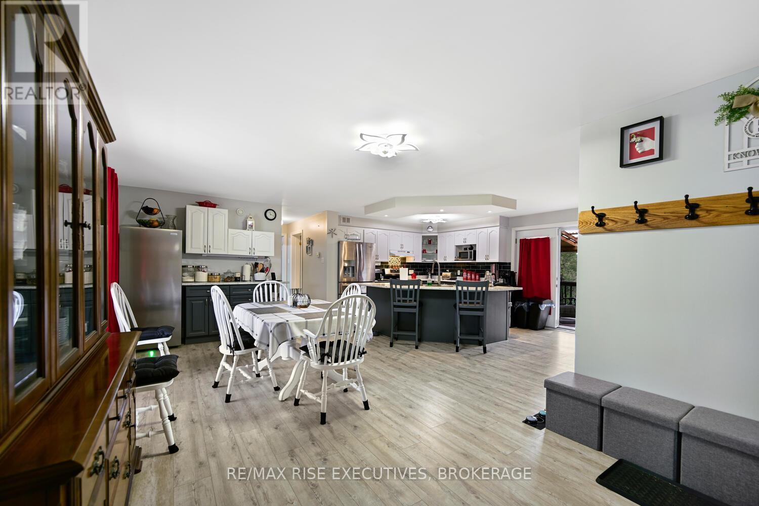25 Park Street, Leeds And The Thousand Islands, ON - Indoor Photo Showing Dining Room