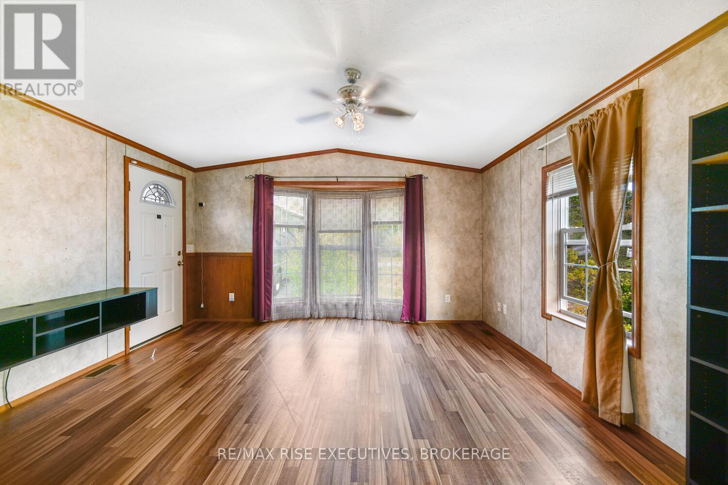 25 Park Street, Leeds And The Thousand Islands, ON - Indoor Photo Showing Other Room