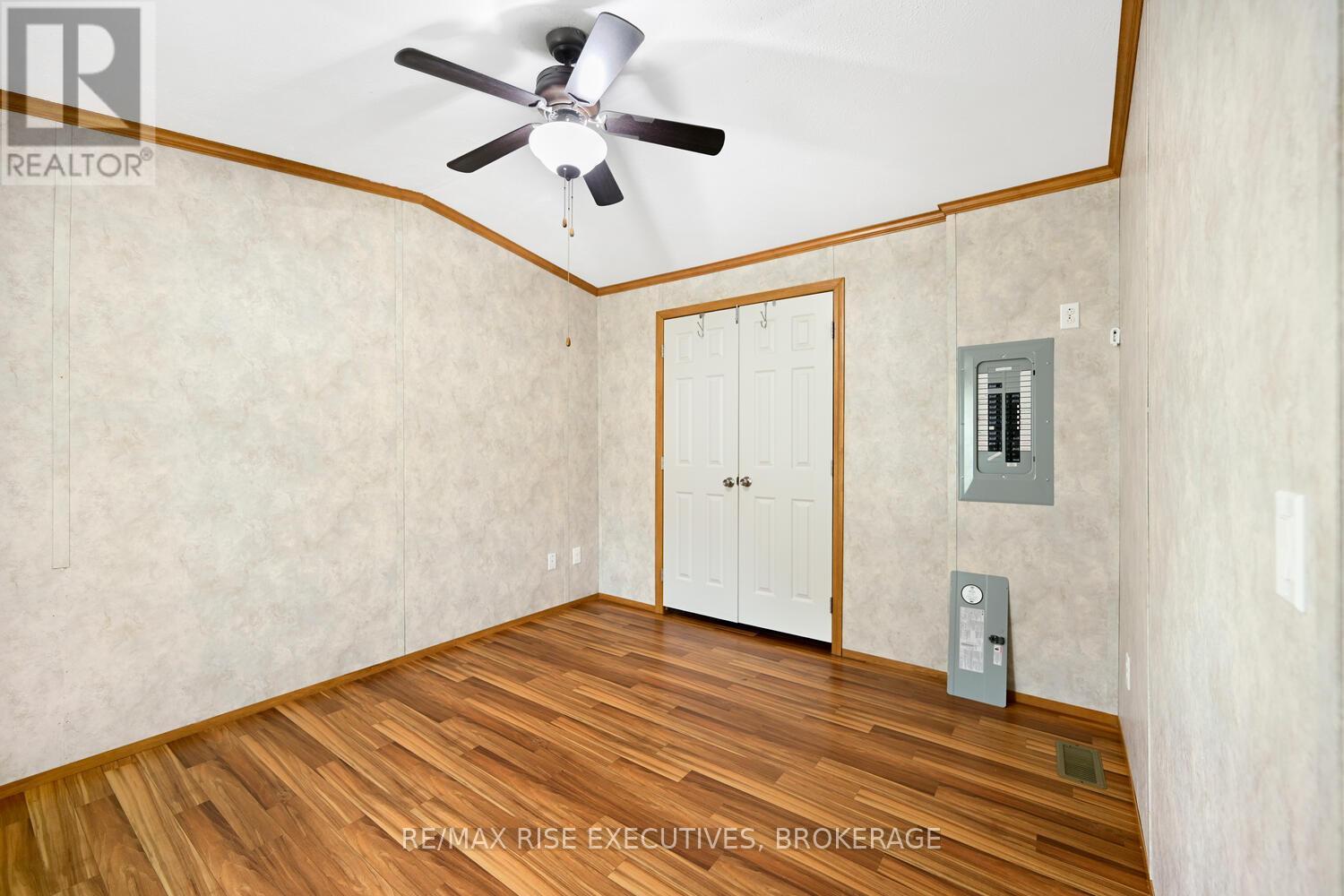 25 Park Street, Leeds And The Thousand Islands, ON - Indoor Photo Showing Other Room