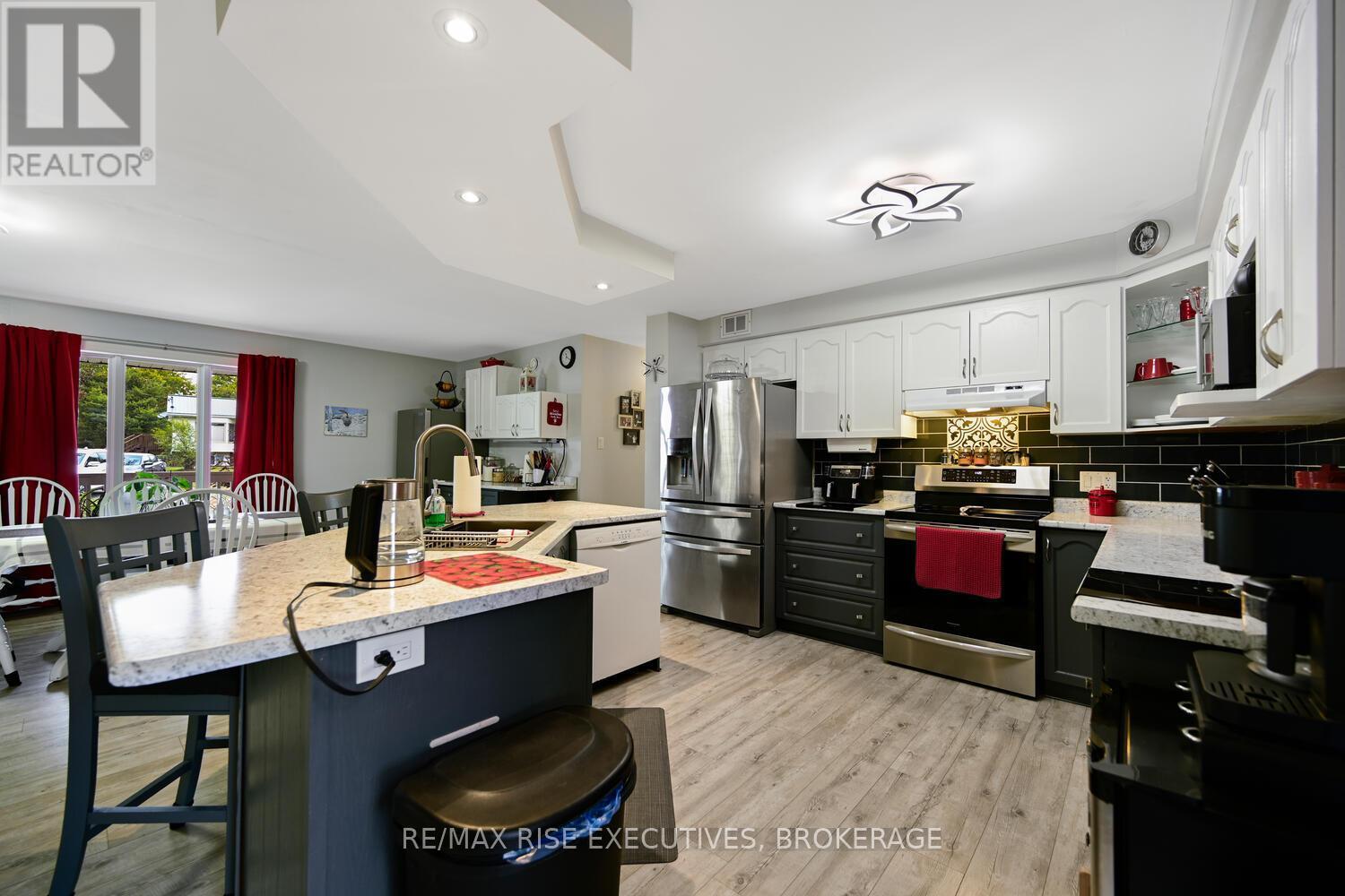 25 Park Street, Leeds And The Thousand Islands, ON - Indoor Photo Showing Kitchen