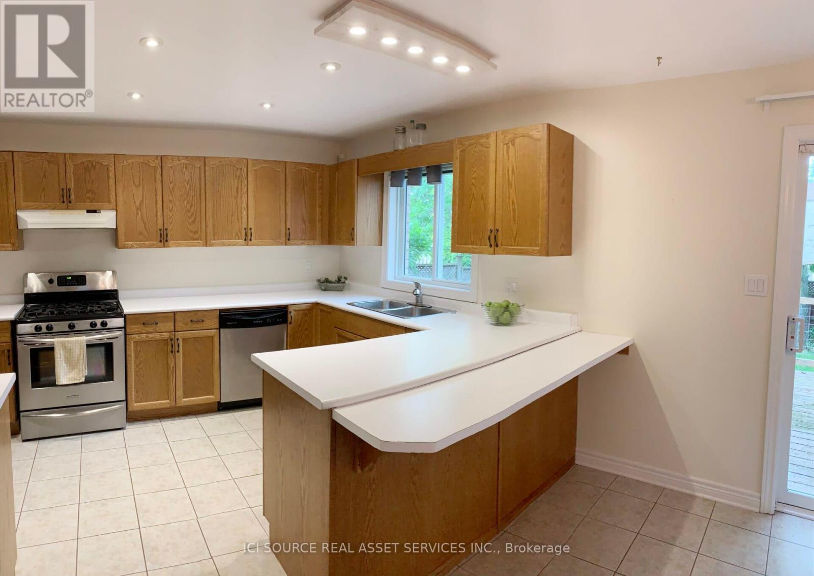 98 Summers Drive, Thorold, ON - Indoor Photo Showing Kitchen With Double Sink