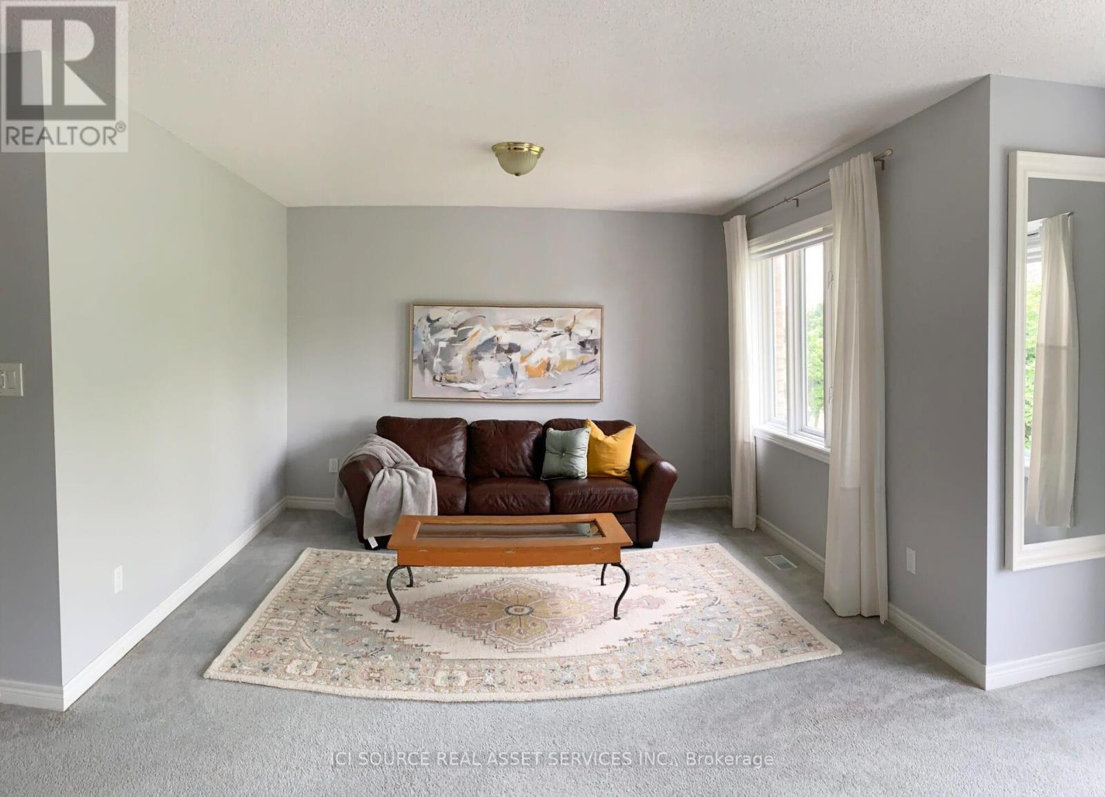 98 Summers Drive, Thorold, ON - Indoor Photo Showing Living Room