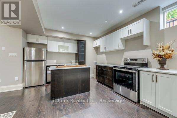 962 Fredonia Drive, Mississauga, ON - Indoor Photo Showing Kitchen