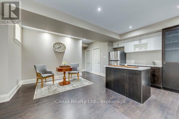 962 Fredonia Drive, Mississauga, ON - Indoor Photo Showing Kitchen