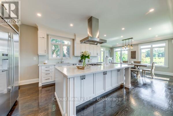 962 Fredonia Drive, Mississauga, ON - Indoor Photo Showing Kitchen With Upgraded Kitchen