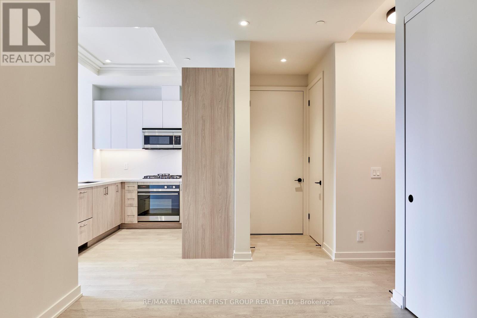 407 - 123 Maurice Drive, Oakville, ON - Indoor