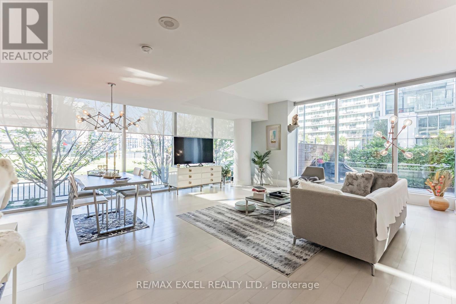 Th127 - 29 Queens Quay E, Toronto, ON - Indoor Photo Showing Living Room