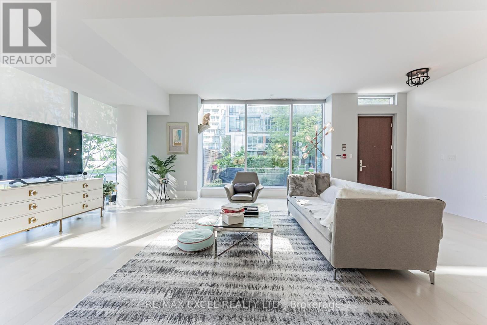 Th127 - 29 Queens Quay E, Toronto, ON - Indoor Photo Showing Living Room