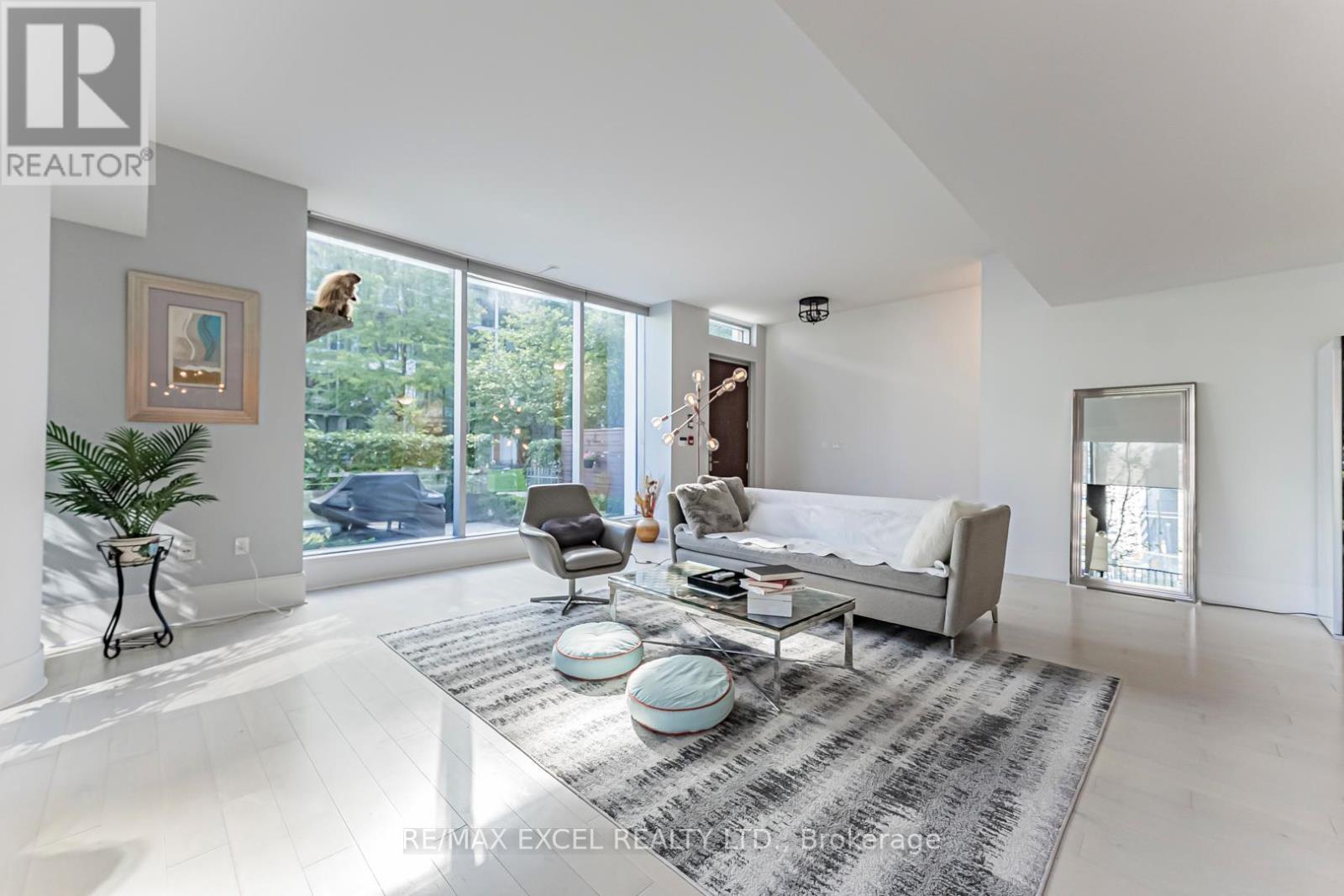 Th127 - 29 Queens Quay E, Toronto, ON - Indoor Photo Showing Living Room
