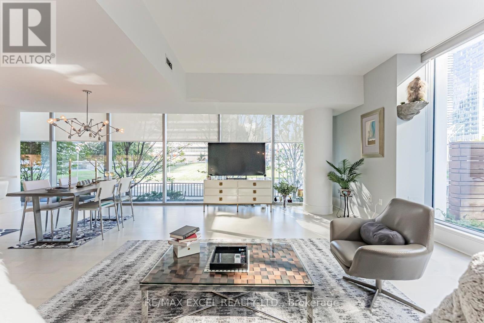 Th127 - 29 Queens Quay E, Toronto, ON - Indoor Photo Showing Living Room