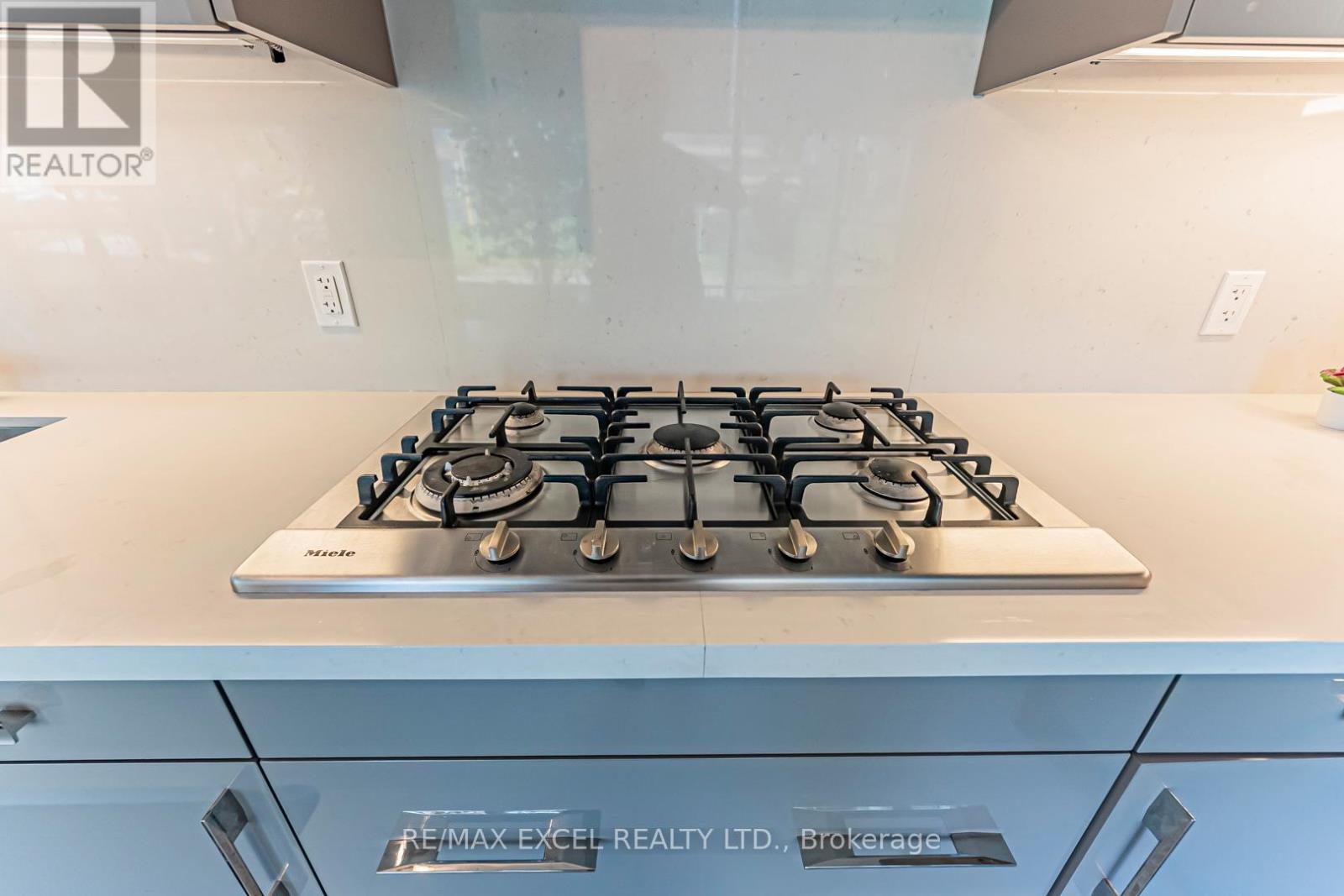 Th127 - 29 Queens Quay E, Toronto, ON -