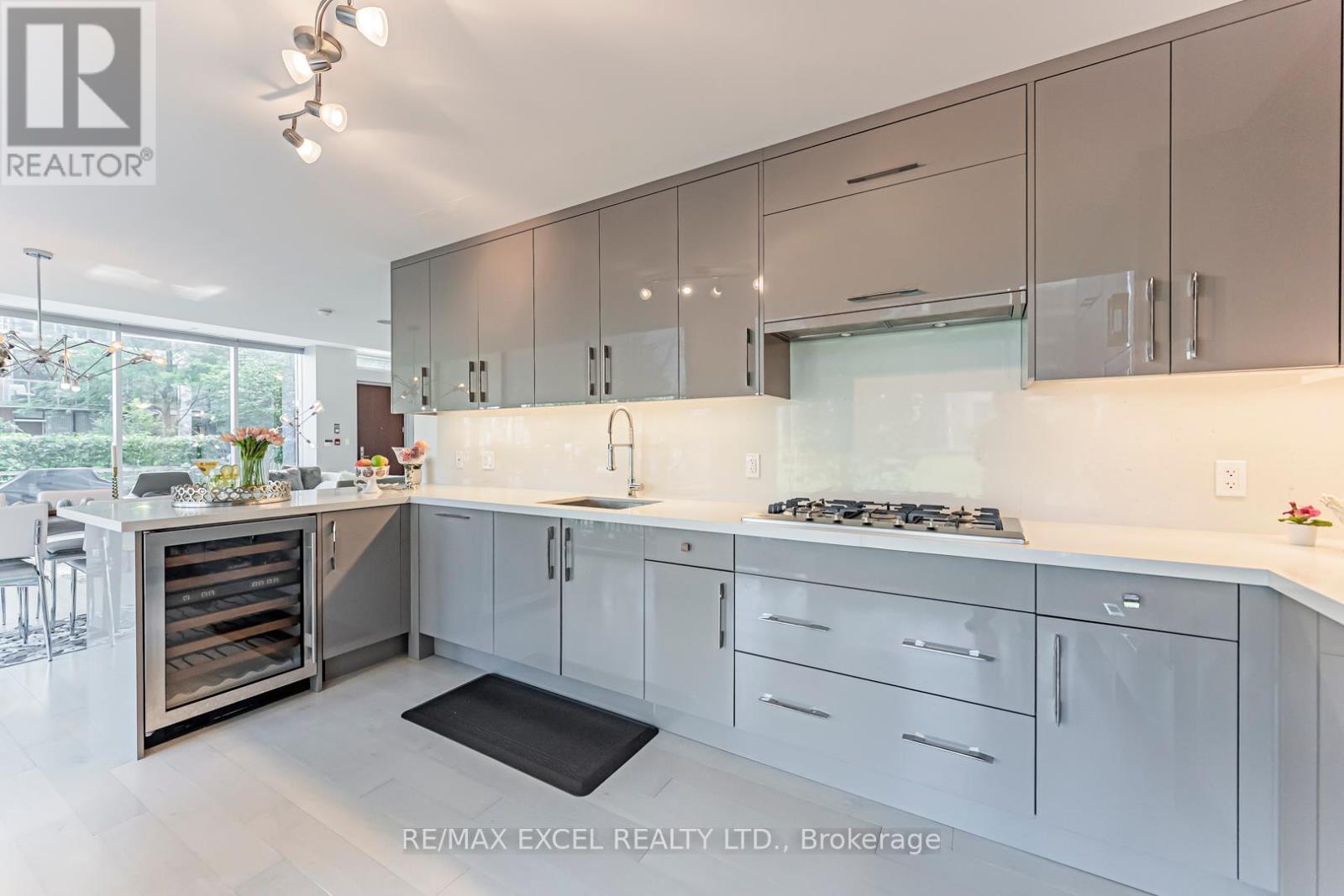 Th127 - 29 Queens Quay E, Toronto, ON - Indoor Photo Showing Kitchen With Upgraded Kitchen