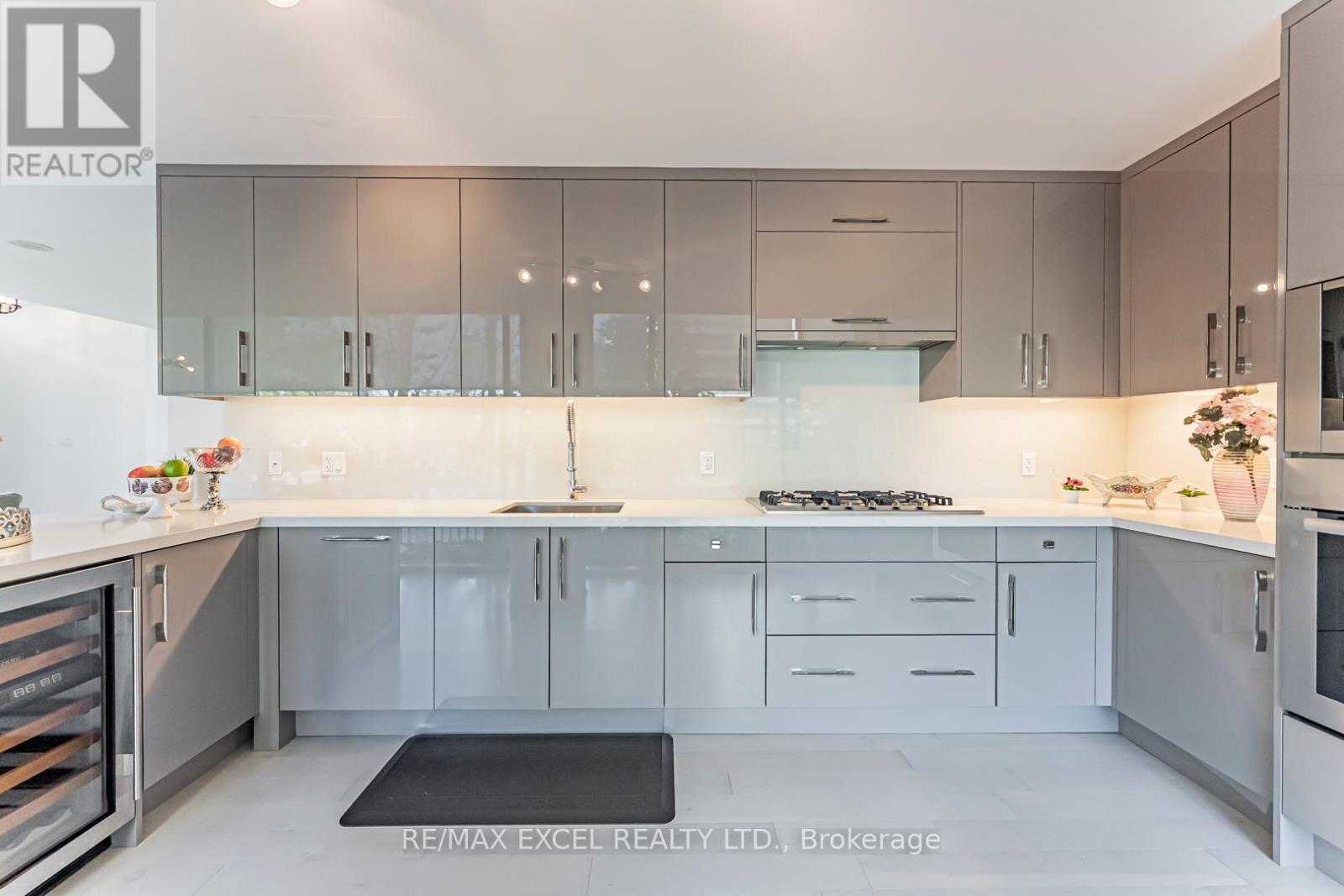Th127 - 29 Queens Quay E, Toronto, ON - Indoor Photo Showing Kitchen With Upgraded Kitchen