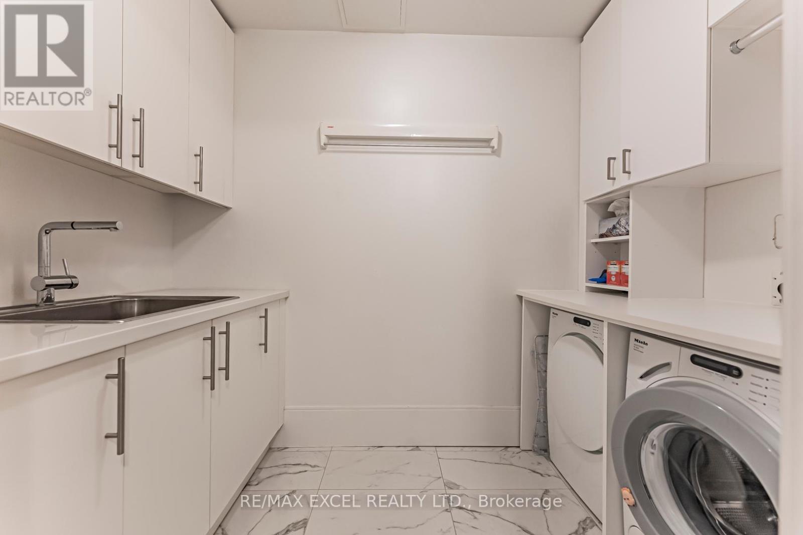 Th127 - 29 Queens Quay E, Toronto, ON - Indoor Photo Showing Laundry Room