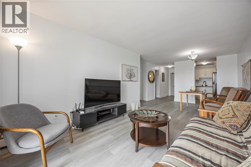 10 Derby Lane Unit# 306, Sarnia, ON - Indoor Photo Showing Living Room