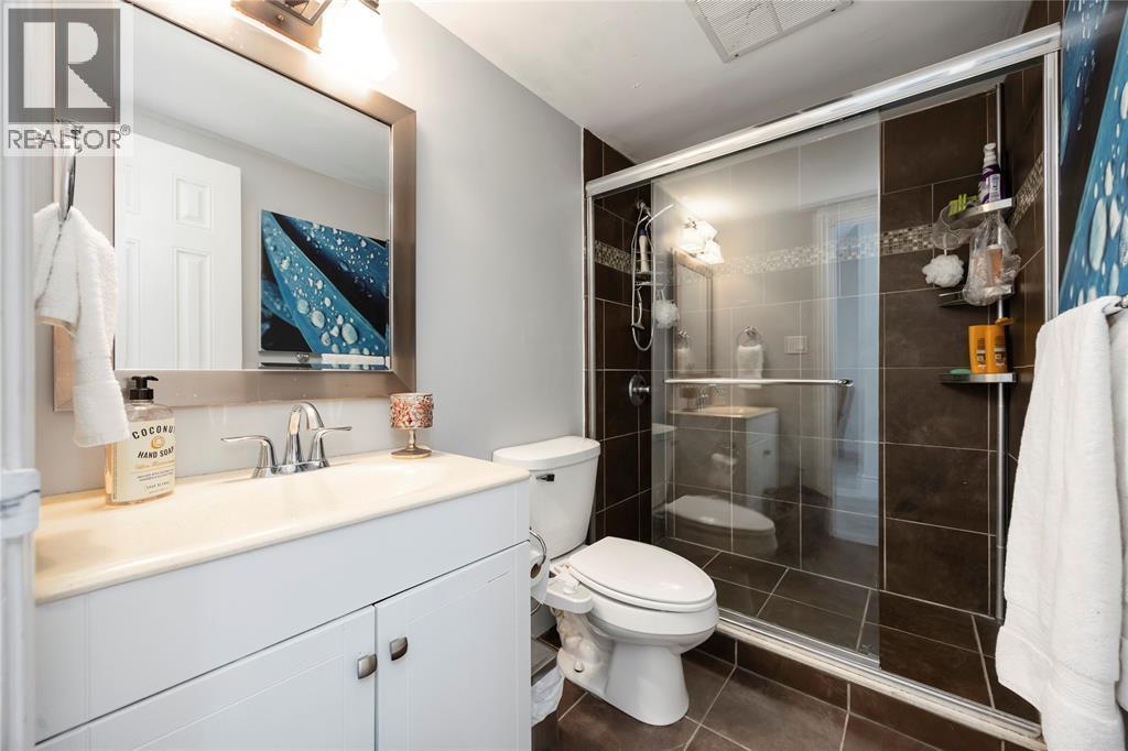 10 Derby Lane Unit# 306, Sarnia, ON - Indoor Photo Showing Bathroom