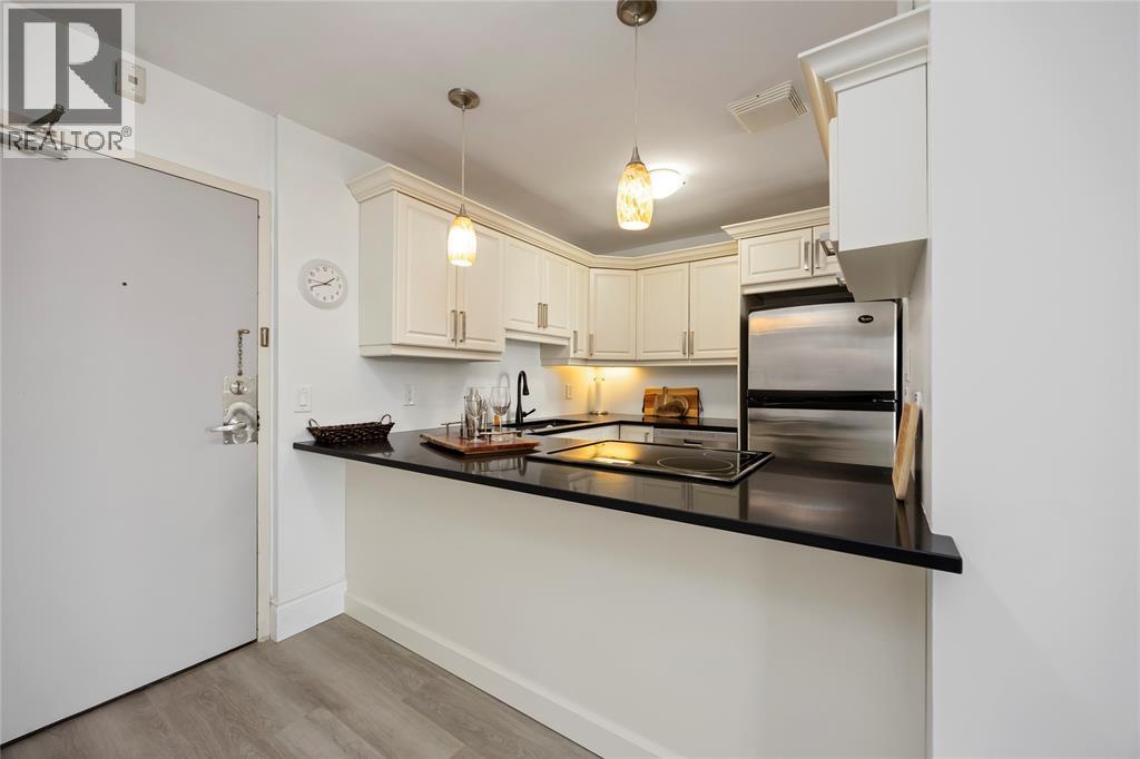 10 Derby Lane Unit# 306, Sarnia, ON - Indoor Photo Showing Kitchen