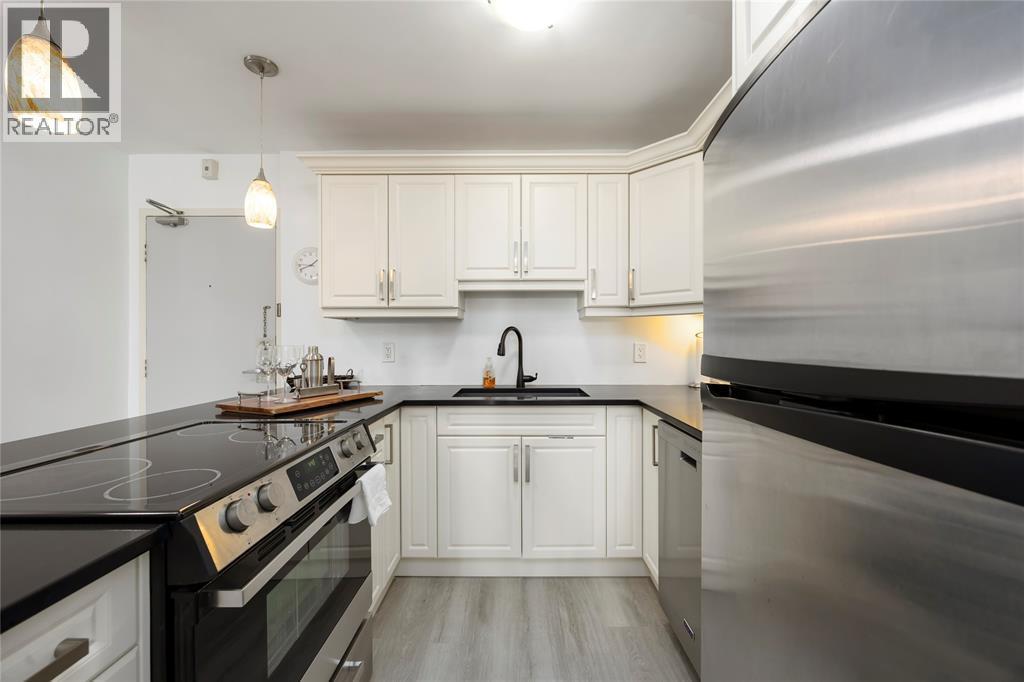 10 Derby Lane Unit# 306, Sarnia, ON - Indoor Photo Showing Kitchen