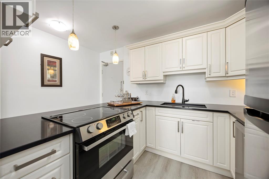 10 Derby Lane Unit# 306, Sarnia, ON - Indoor Photo Showing Kitchen With Upgraded Kitchen