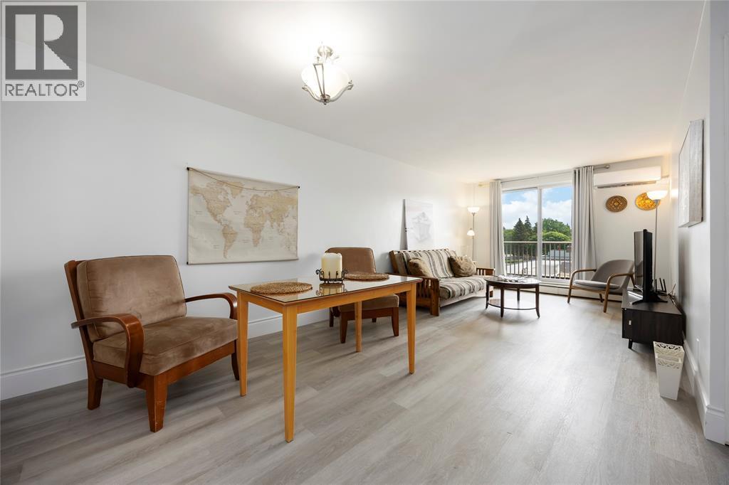 10 Derby Lane Unit# 306, Sarnia, ON - Indoor Photo Showing Living Room