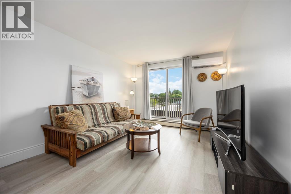 10 Derby Lane Unit# 306, Sarnia, ON - Indoor Photo Showing Living Room