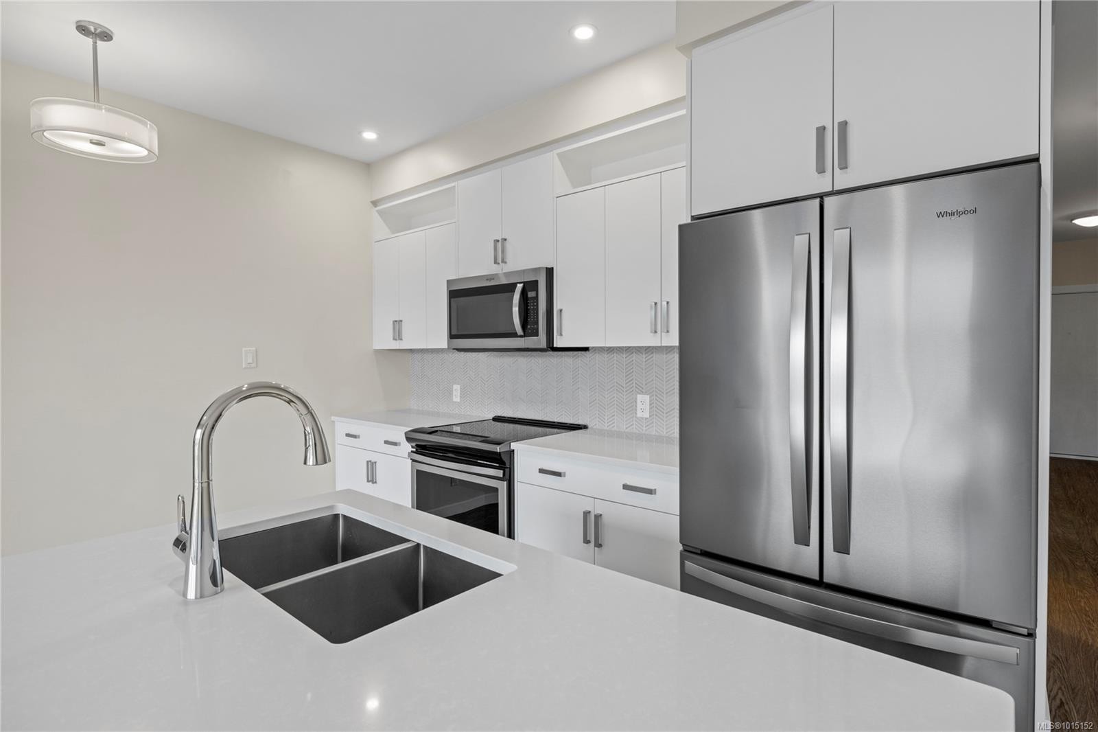 309-91 Chapel St, Nanaimo, BC - Indoor Photo Showing Kitchen With Double Sink With Upgraded Kitchen
