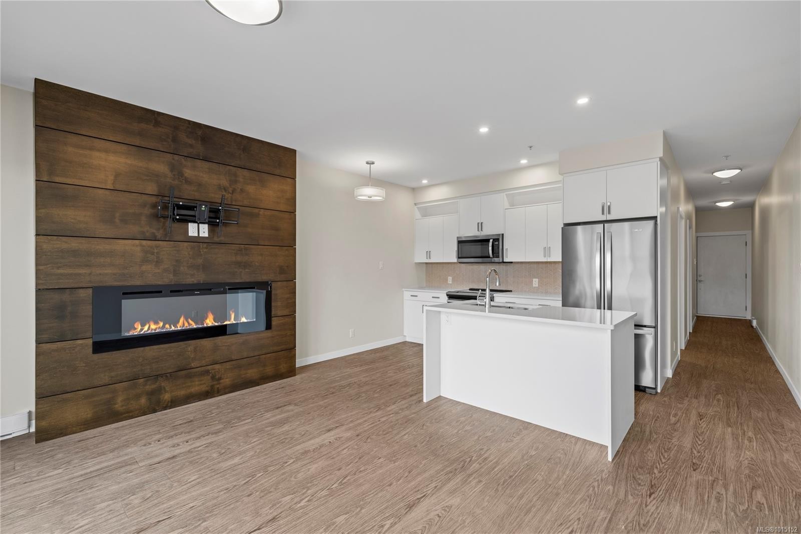 309-91 Chapel St, Nanaimo, BC - Indoor With Fireplace