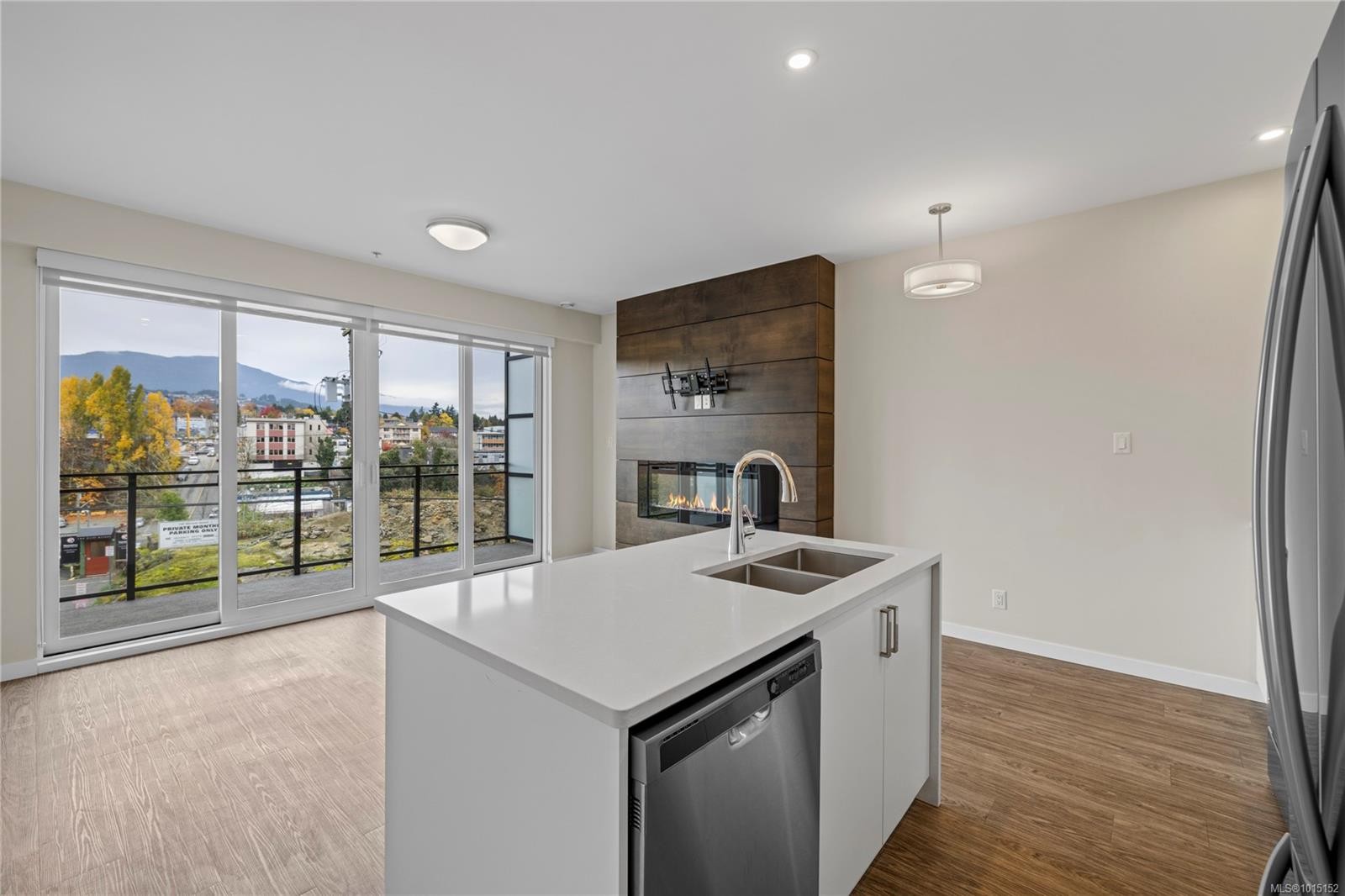 309-91 Chapel St, Nanaimo, BC - Indoor Photo Showing Kitchen With Double Sink