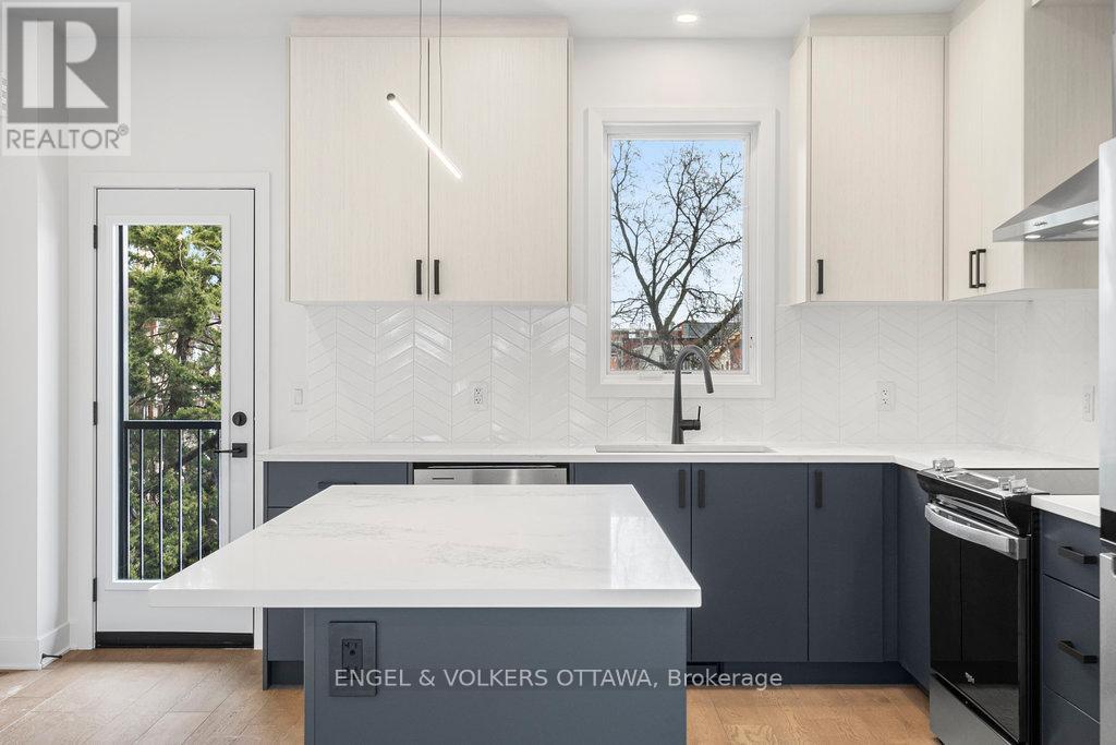 73 Parent Avenue, Ottawa, ON - Indoor Photo Showing Kitchen With Upgraded Kitchen