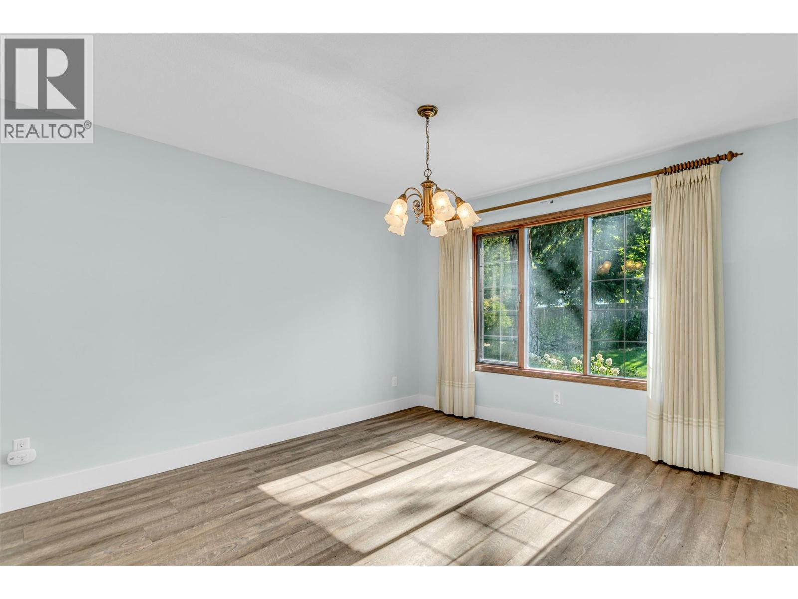 2605 Alberta Court, Kelowna, BC - Indoor Photo Showing Other Room