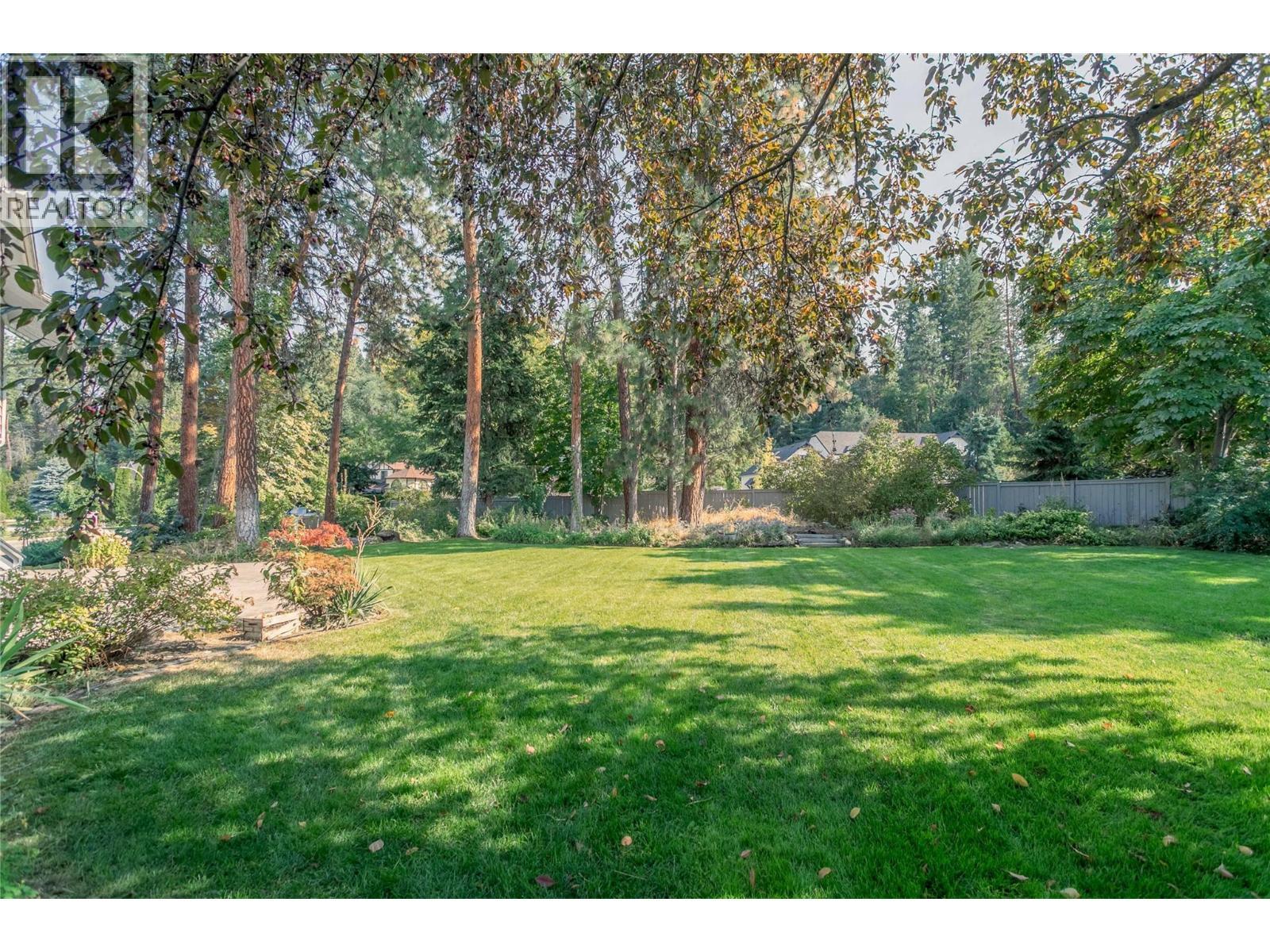 Huge, private yard - 2605 Alberta Court, Kelowna, BC - Outdoor