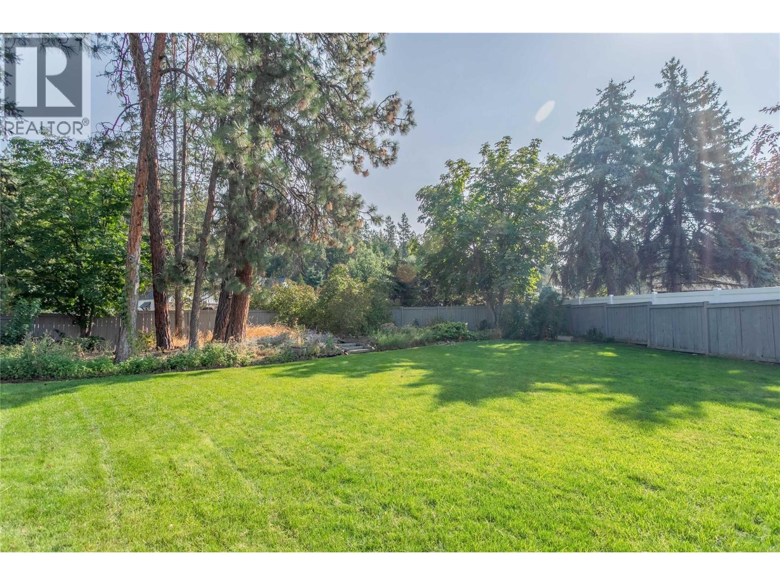 2605 Alberta Court, Kelowna, BC - Outdoor With Backyard