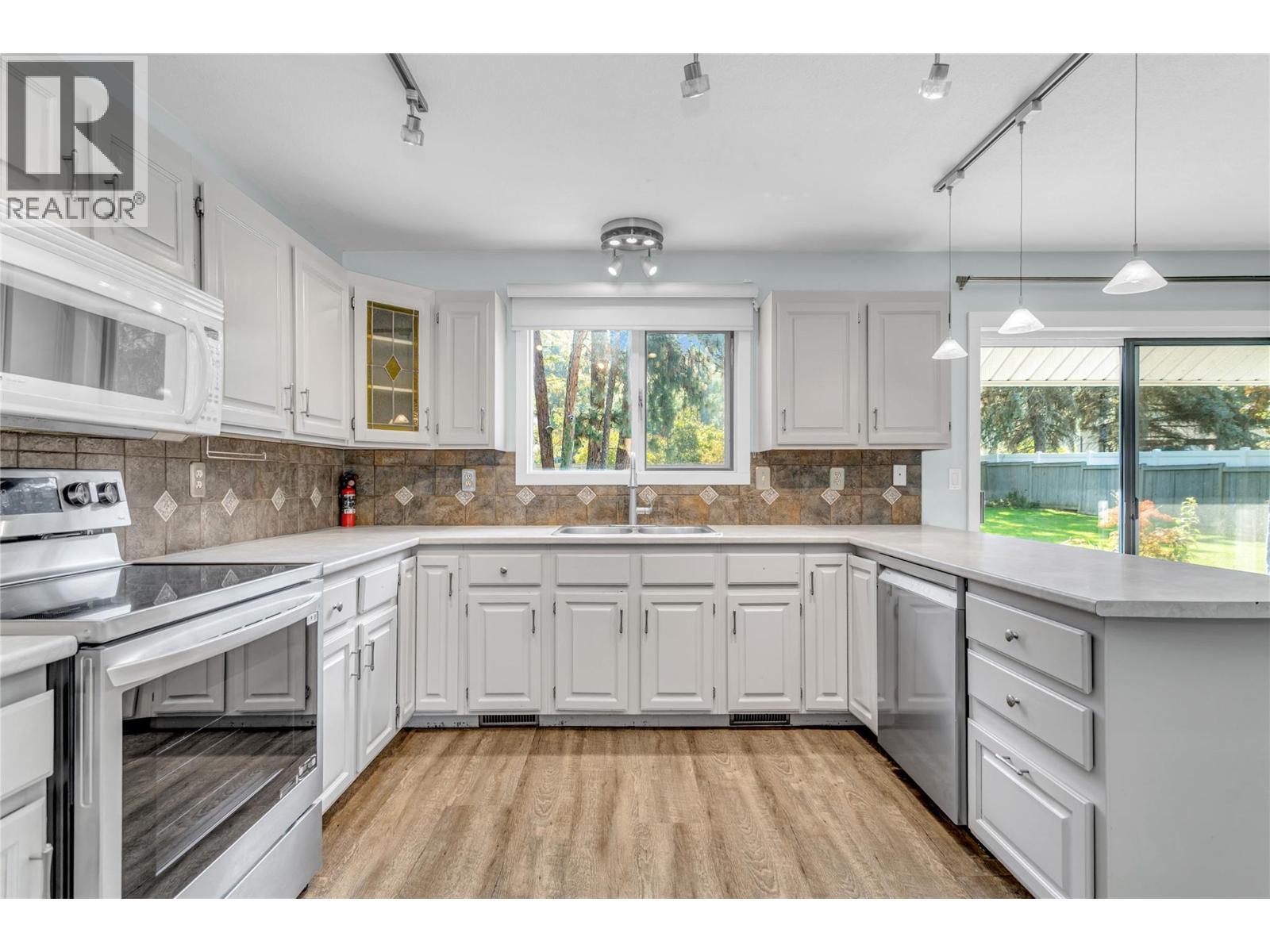 2605 Alberta Court, Kelowna, BC - Indoor Photo Showing Kitchen