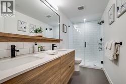 Primary bedroom ensuite -