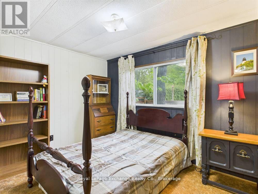 112 Huron Road, Huron-Kinloss, ON - Indoor Photo Showing Bedroom