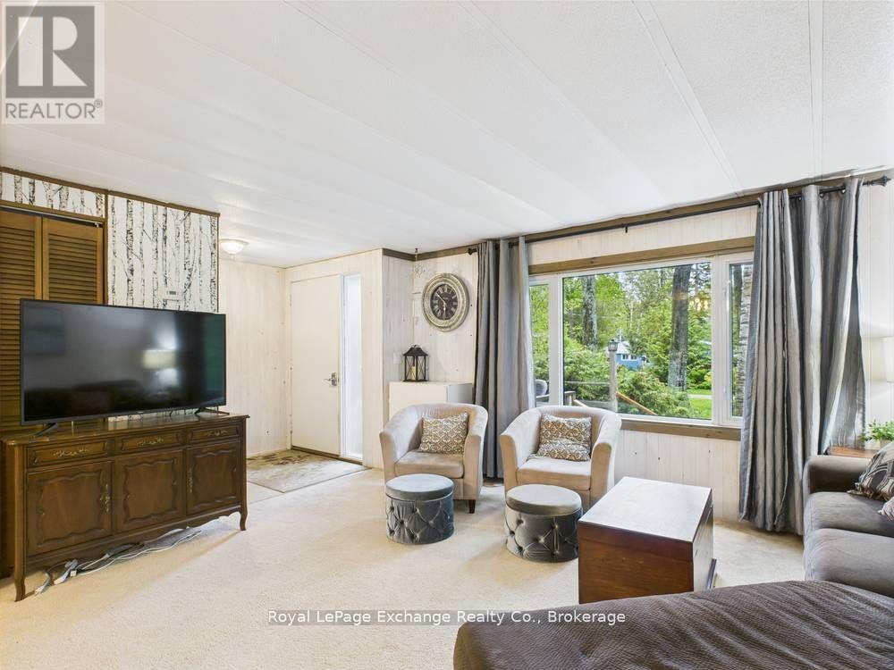 112 Huron Road, Huron-Kinloss, ON - Indoor Photo Showing Living Room