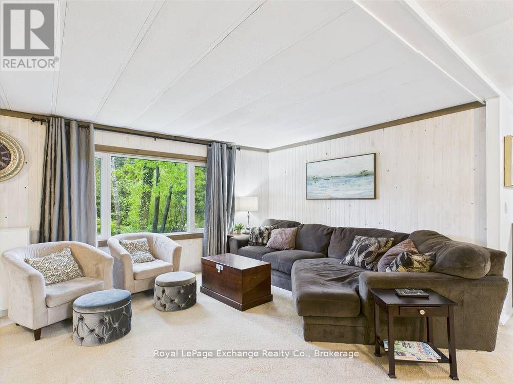 112 Huron Road, Huron-Kinloss, ON - Indoor Photo Showing Living Room