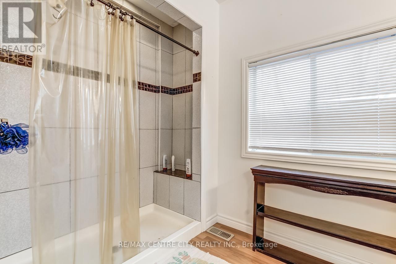 328 Erie Street, Central Elgin (Port Stanley), ON - Indoor Photo Showing Bathroom