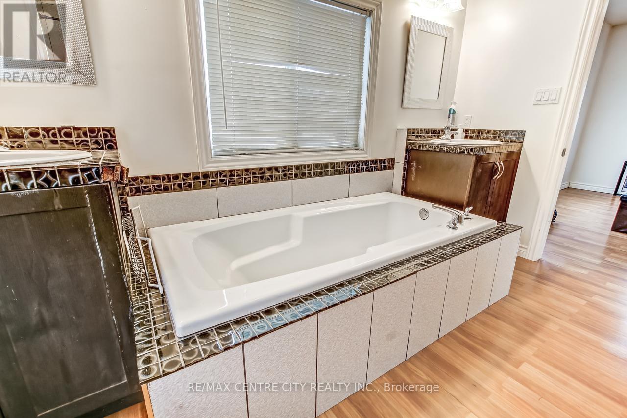 328 Erie Street, Central Elgin (Port Stanley), ON - Indoor Photo Showing Bathroom