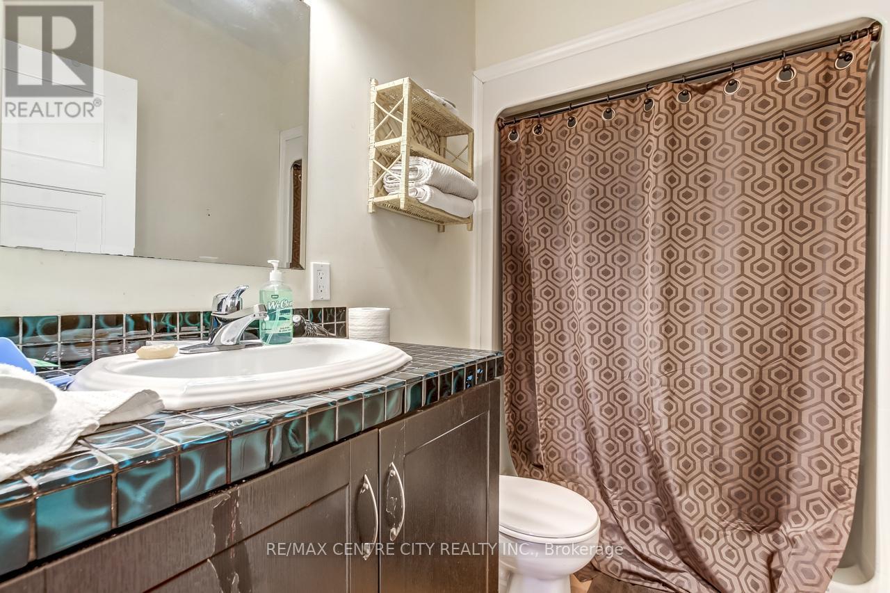 328 Erie Street, Central Elgin (Port Stanley), ON - Indoor Photo Showing Bathroom