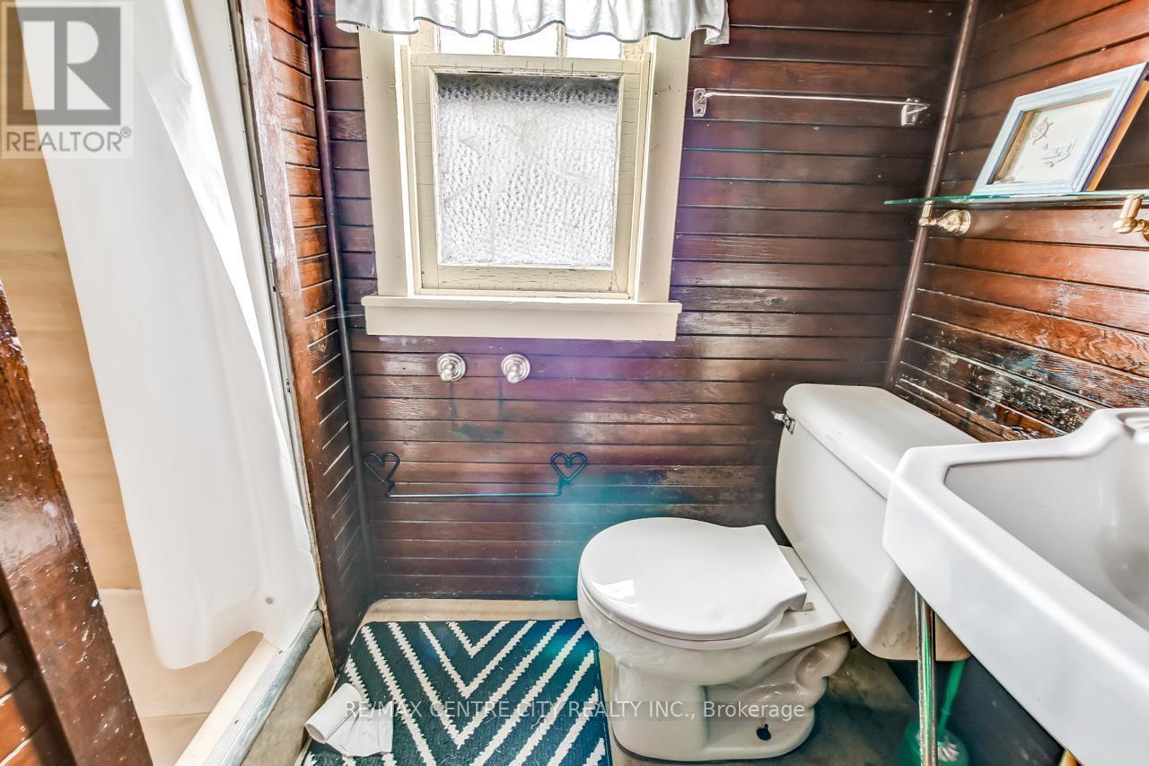 328 Erie Street, Central Elgin (Port Stanley), ON - Indoor Photo Showing Bathroom
