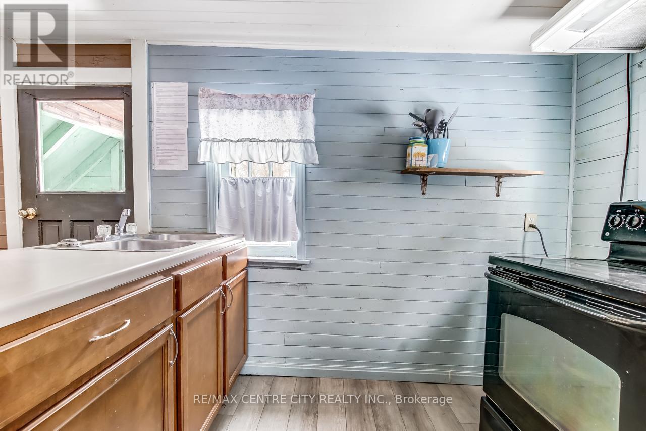 328 Erie Street, Central Elgin (Port Stanley), ON - Indoor Photo Showing Kitchen With Double Sink