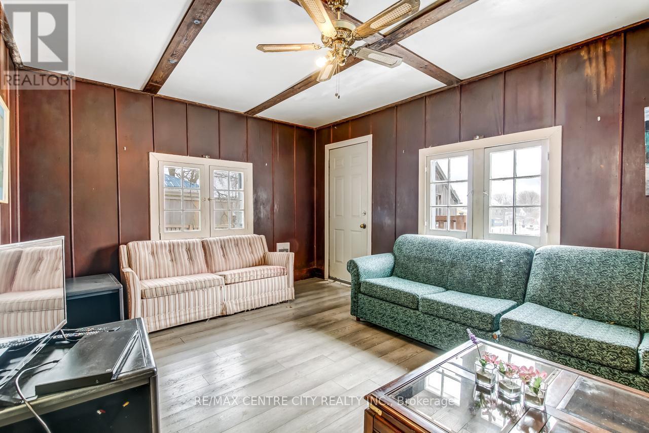328 Erie Street, Central Elgin (Port Stanley), ON - Indoor Photo Showing Living Room
