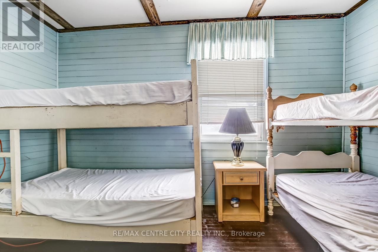 328 Erie Street, Central Elgin (Port Stanley), ON - Indoor Photo Showing Bedroom