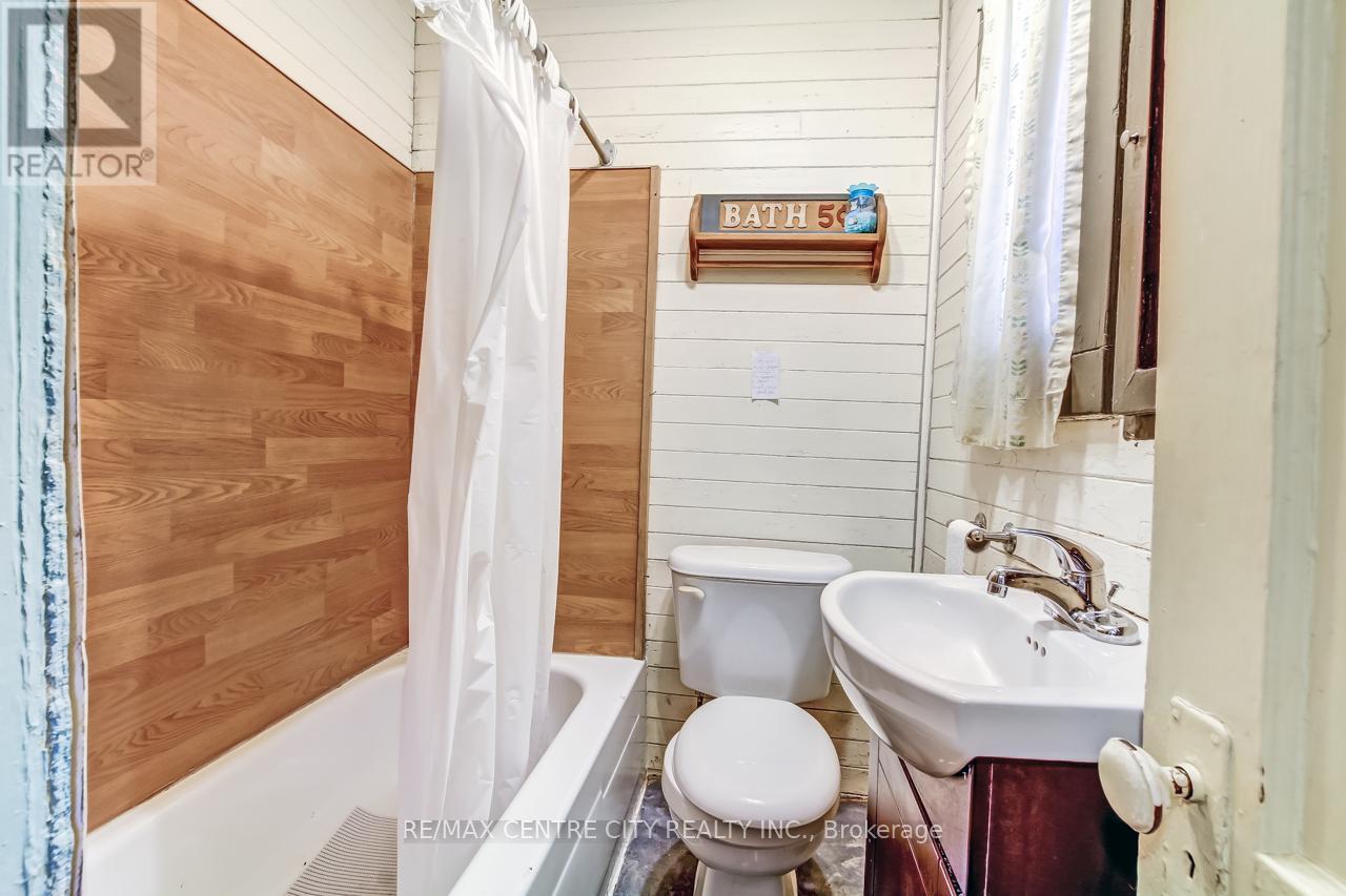 328 Erie Street, Central Elgin (Port Stanley), ON - Indoor Photo Showing Bathroom