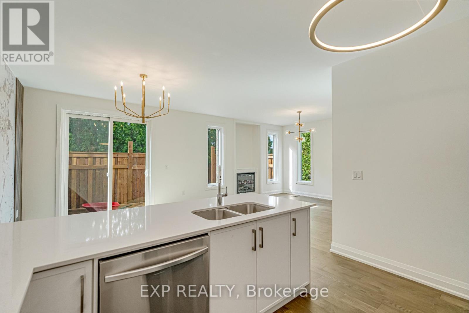 3400 Carter Common, Burlington, ON - Indoor Photo Showing Kitchen With Double Sink