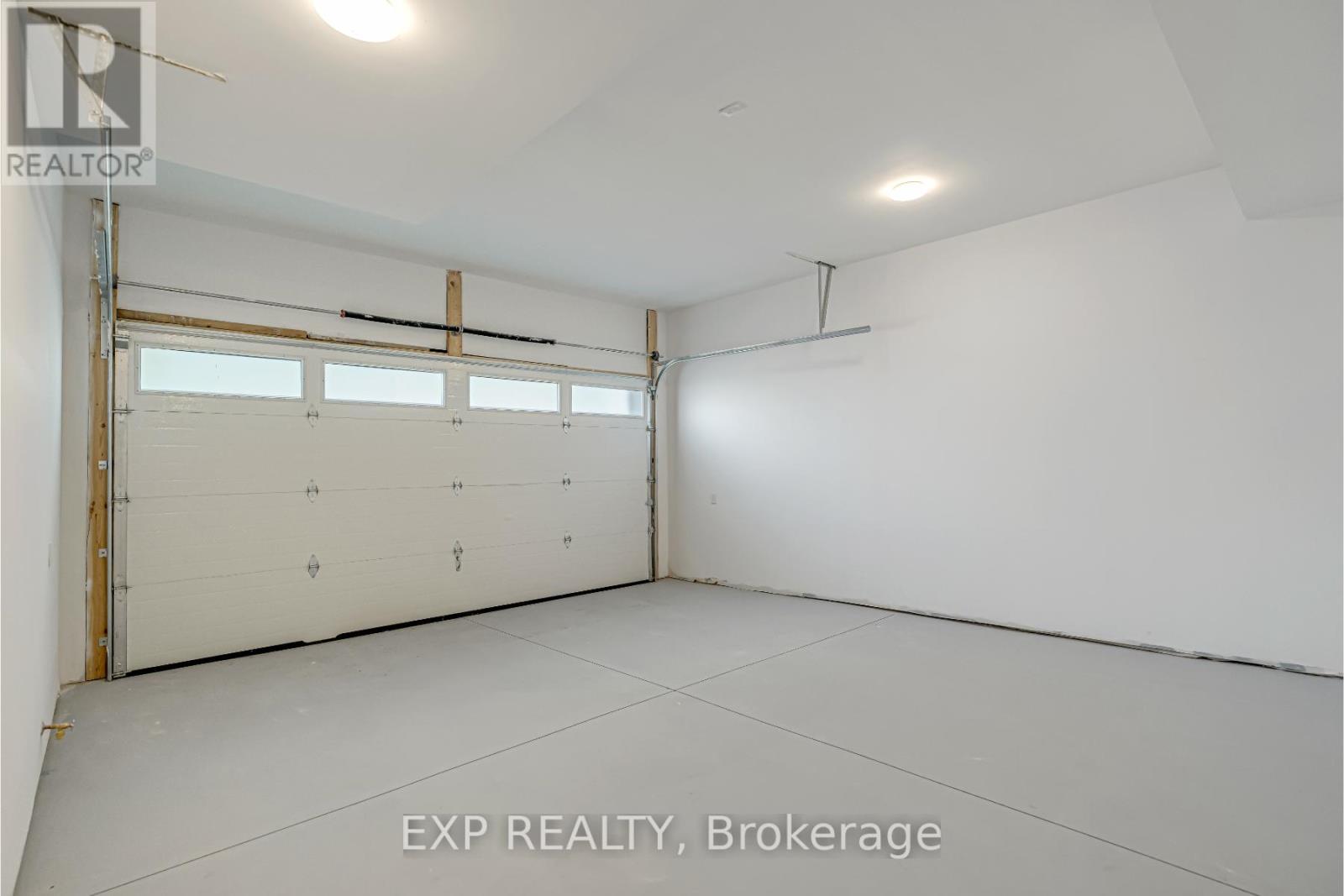 3400 Carter Common, Burlington, ON - Indoor Photo Showing Garage