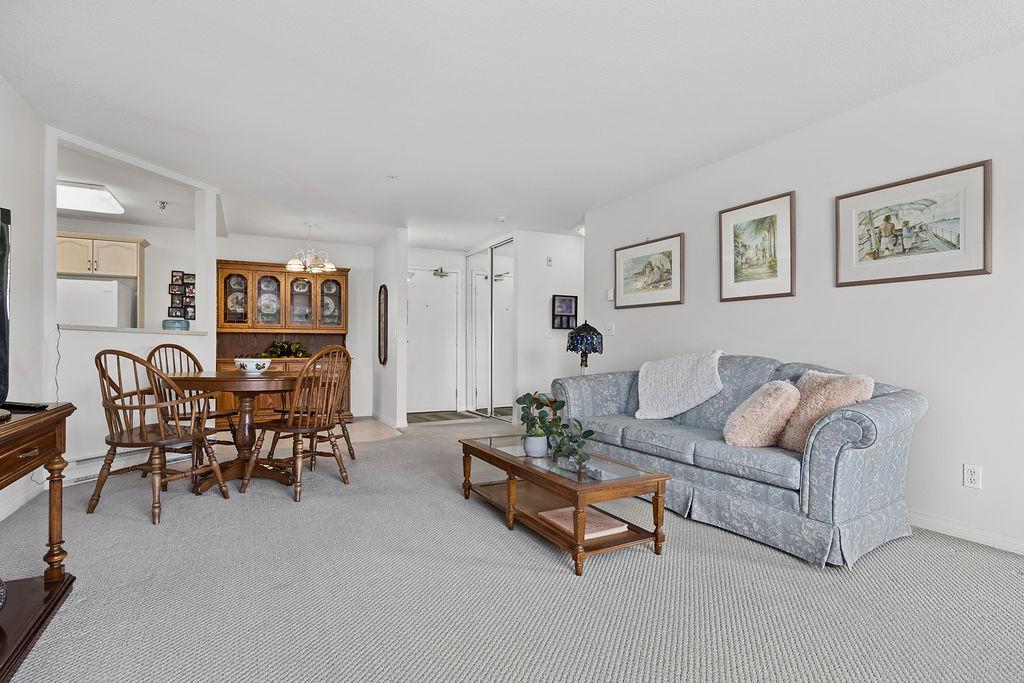 405-3705 30 Avenue, Vernon, BC - Indoor Photo Showing Living Room