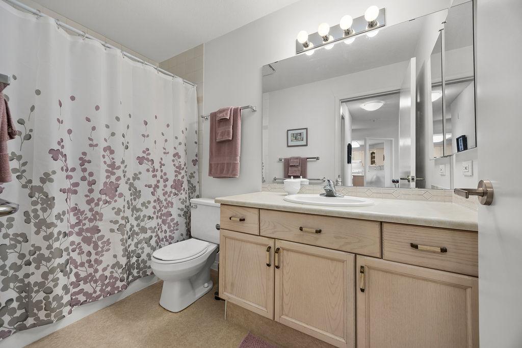 405-3705 30 Avenue, Vernon, BC - Indoor Photo Showing Bathroom