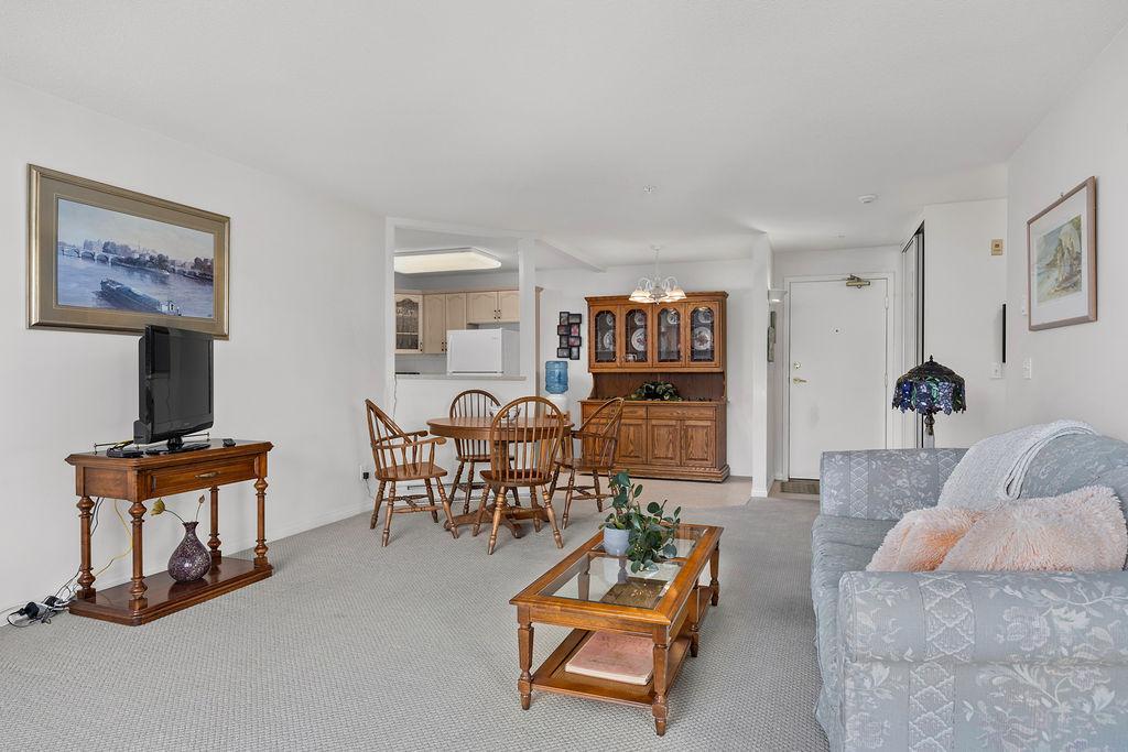 405-3705 30 Avenue, Vernon, BC - Indoor Photo Showing Living Room